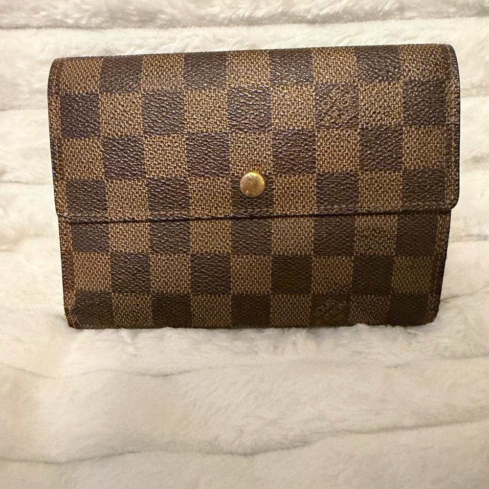 2004 Louis Vuitton Damier Ebene trifold wallet